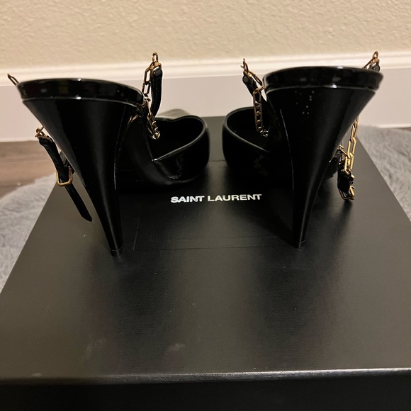 Saint Laurent patent pumps with gold choker. - Picture 3 of 6